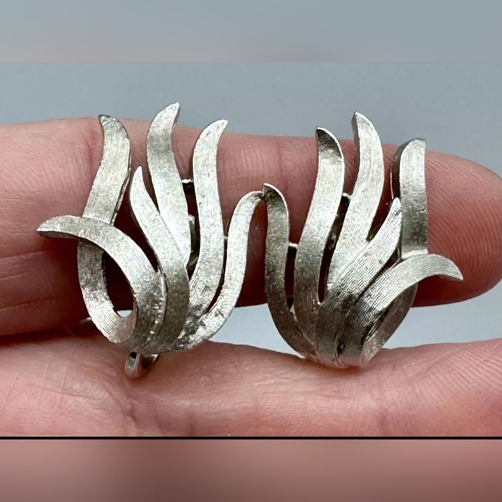 Vintage Silver Tone Crown Trifari Signed Clip On Earrings, 1" EUC